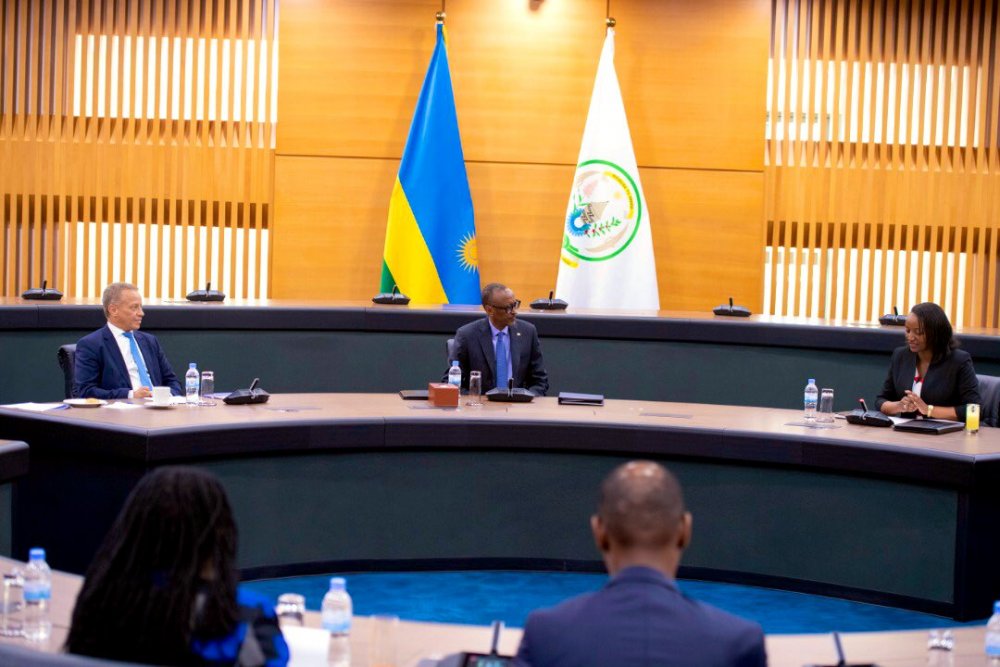 President Paul Kagame met with 17 members of the East African Business Council (EABC) led by Chairman Nicholas Nesbitt