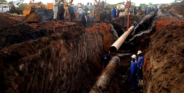 Workers reconstruct an oil pipeline in Abyei area of South Sudan in 2013. The country hopes to more than double its oil output to 290,000 barrels per day in the fiscal 2017/2018.
