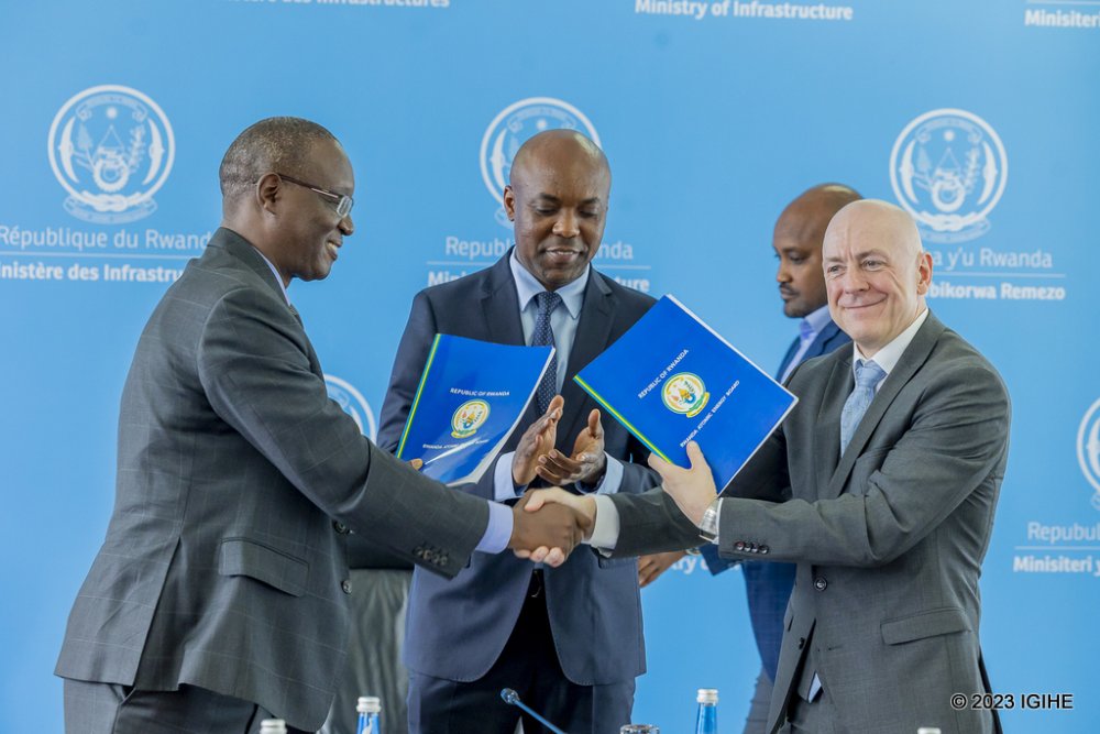 The Minister of Infrastructure, Dr. Ernest Nsabimana overseeing the signing of agreements between the CEO of RAEB, Dr. Fidel Ndahayo and a representative from Dual Fluid Energy Inc.