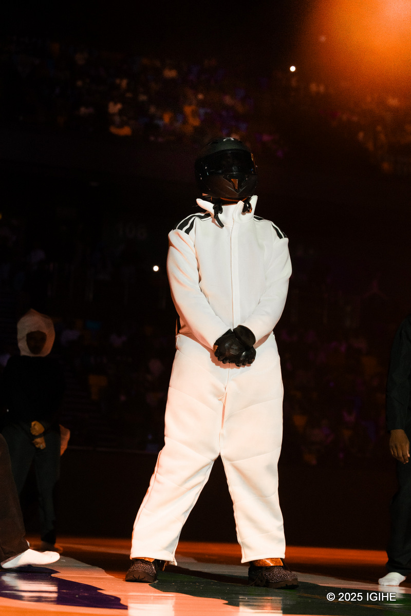 Bruce Melodie arrived on stage dressed in white clothes and wearing a black full-face helmet.