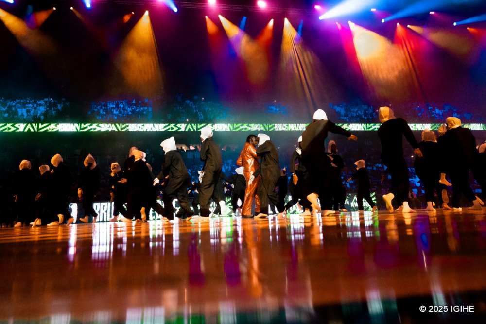 Bruce Melodie was accompanied by a large group of dancers.