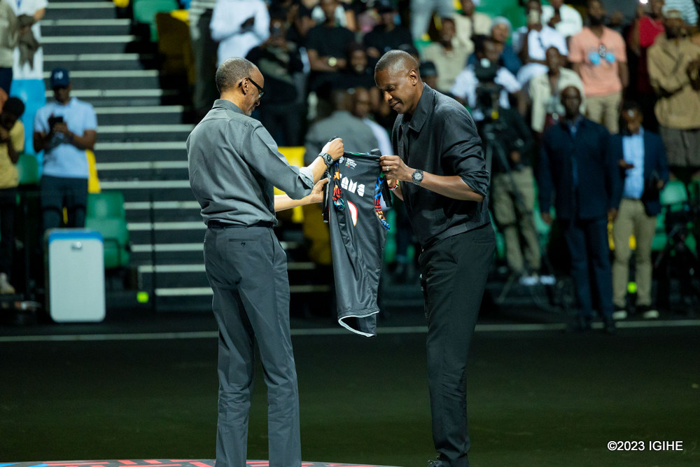 President Kagame received a personalized Giants of Africa jersey and a basketball from Ujiri. 