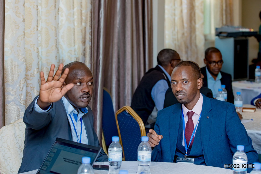 Members of the university's management exchanged ideas during the meeting. 