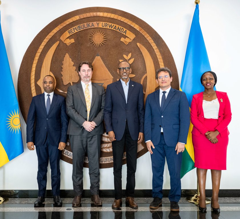 President Kagame was flanked by Minister of ICT and Innovation, Paul Ingabire as he receive Woodcock and his delegation. 