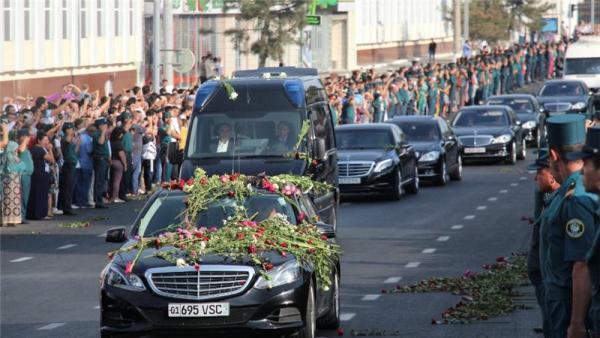 People stood along a road to pay the tribute to Karimov in Tashkent