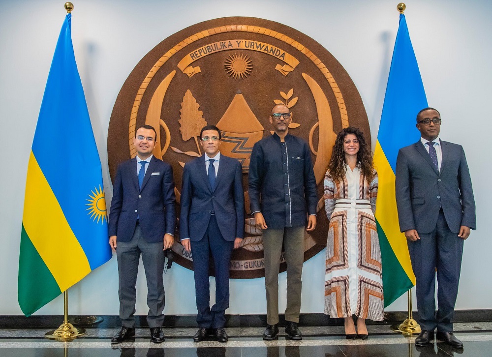 Ambassador Ahmed and accompanying delegation in a group photo with President Kagame.