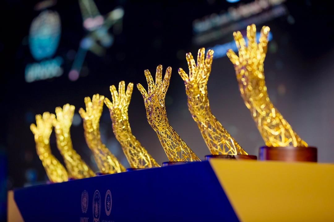 Seven people who demonstrated willingness to fight systemic corruption and champion the message of anti-corruption were awarded.