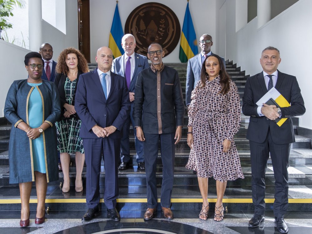 President Paul Kagame with Claudio Descalzi and his delegation in a group photo at Village Urugwiro.