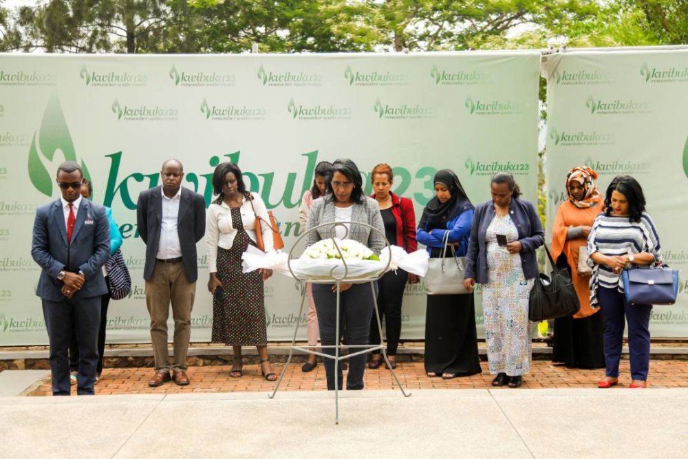 The delegation pays tribute to the victims of 1994 genocide against the Tutsi