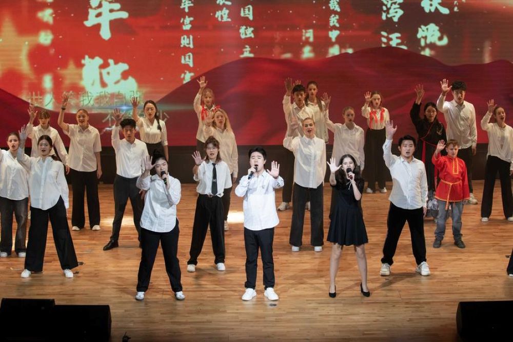 Young Chinese and Russians perform on stage in Moscow, Russia, Sept. 22, 2024. The annual launch of "UPanda Cinema" and the BRICS film and cultural exchange event is participated by over 900 representatives from media organizations, film institutions, and youth groups of BRICS countries. (Xinhua/Bai Xueqi)