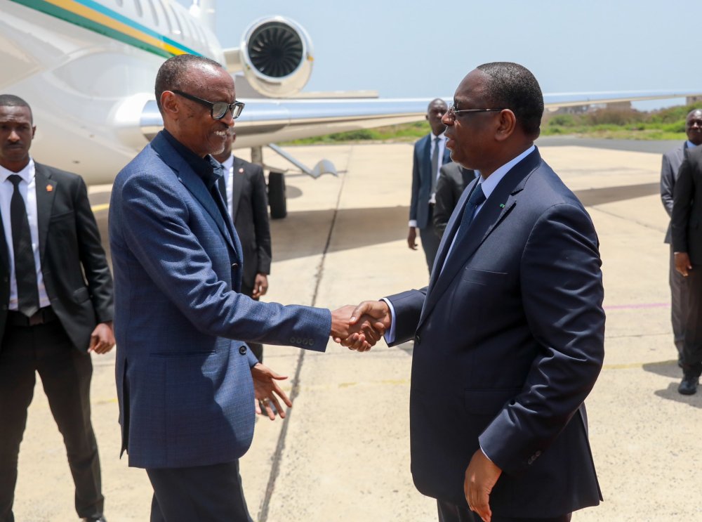 The meeting took place as President Kagame stopped over in Senegal on his way to Trinidad and Tobago.