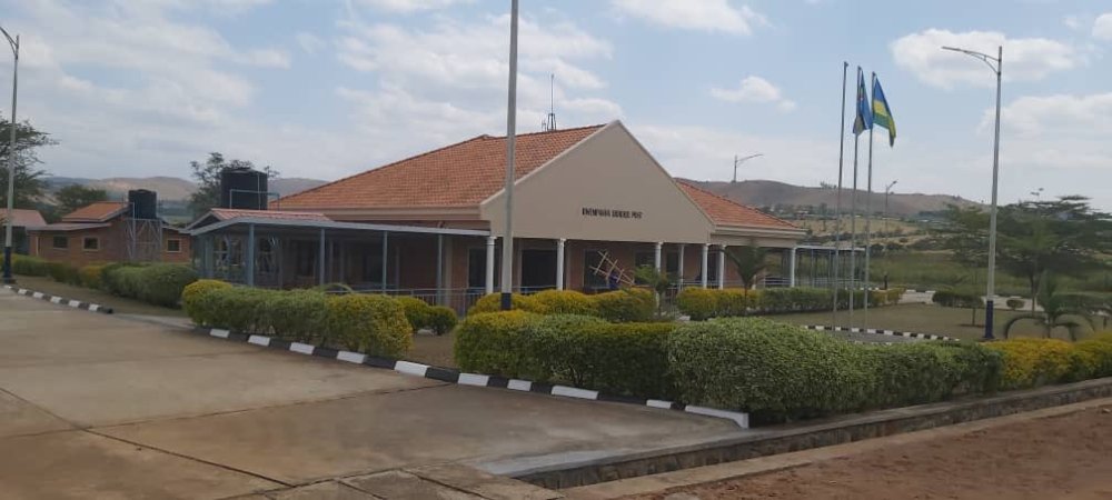 The border post connects Rwanda to Uganda through Nyagatare District.