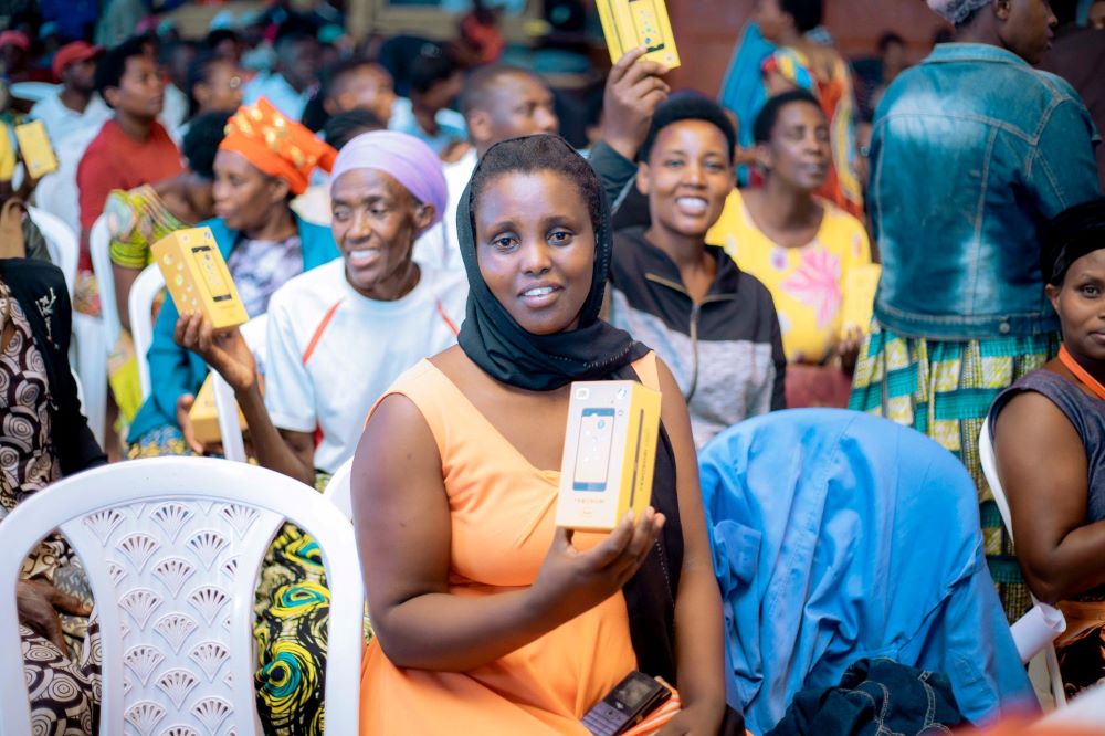 The smartphones were distributed on Tuesday, September 23, 2025.