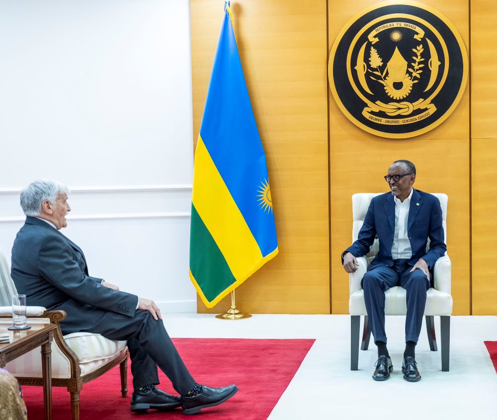 President Paul Kagame has received Lt Gen (rtd) Romeo Dallaire at Urugwiro Village. 