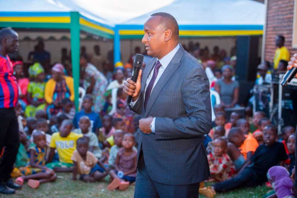  Daniel Sambai, the Country Manager of Kigali Serena Hotel, said that the donation symbolizes solidarity with Genocide survivors.