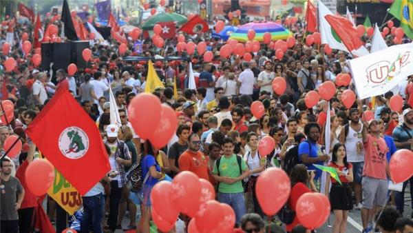 Tens of thousands have taken to the streets across Brazil to show support for President Dilma Rousseff and Lula