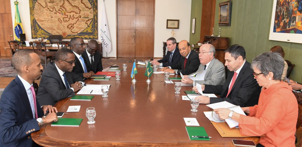 Delegations between both countries during discussions in Brazil. 