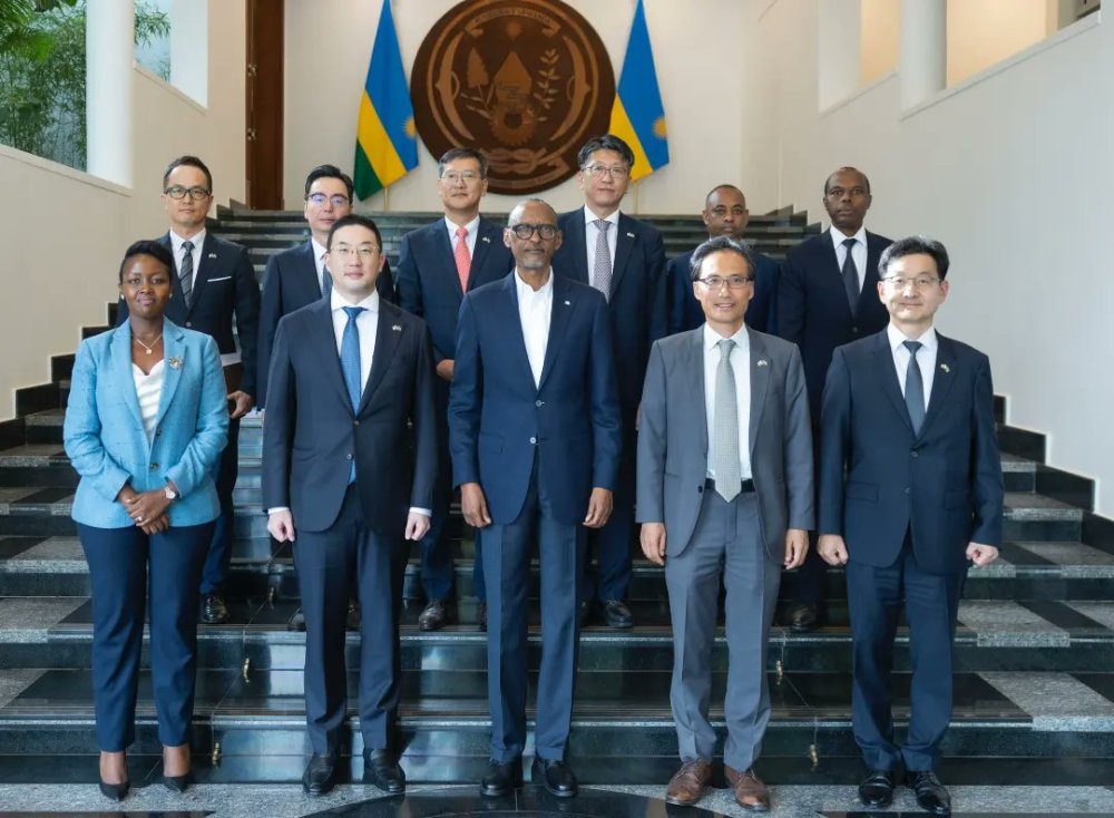 A souvenir photo was taken after discussions.
