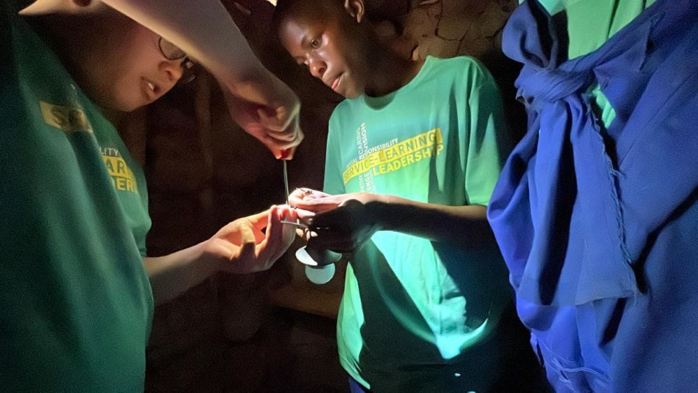 Fabrice NSHIMIYIMANA (second from left), a local CFC student, is getting more and more in tune with PolyU students after a few days of working together. (Photo by Su Ting)