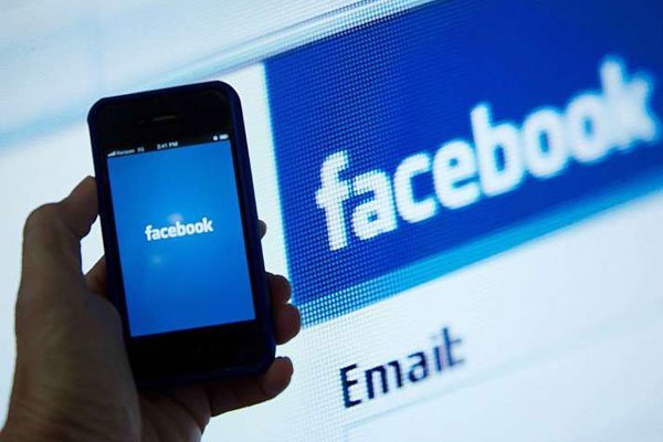 A rare bug on Facebook showed many users of the social network as dead on Friday. 