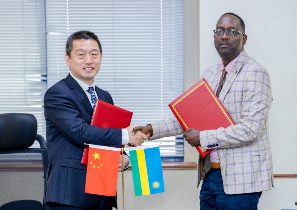 Rwandan Health Minister Daniel Ngamije (R) and Chinese Ambassador to Rwanda Wang Xuekun shake hands after signing a memorandum of understanding in Kigali, Rwanda, Sept. 7, 2022. The Rwandan Ministry of Health and the Chinese Embassy in Kigali on Wednesday signed a memorandum of understanding to facilitate the dispatching of Chinese medical personnel to Rwanda. (Photo by Placide Ngirinshuti/Xinhua)