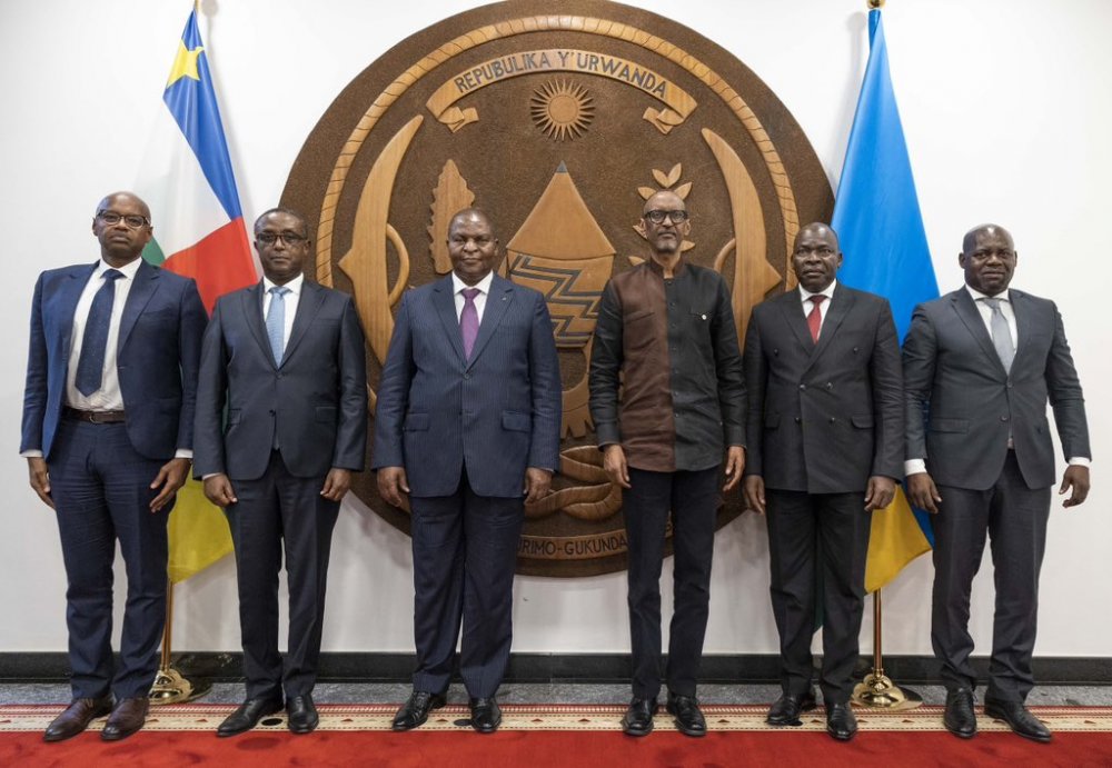 A group photo was taken after holding discussions. 