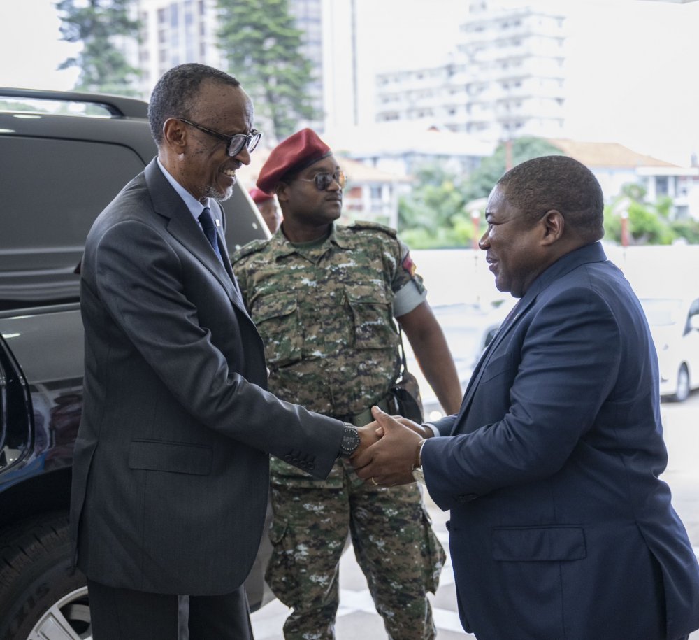 President Nyusi welcoming his counterpart of Rwanda in Mozambique. 