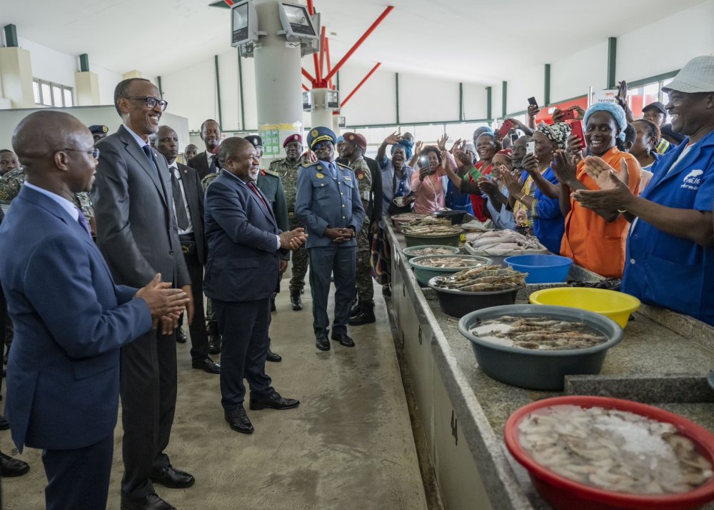 President Kagame visiting a seaside market in Mozambique. 