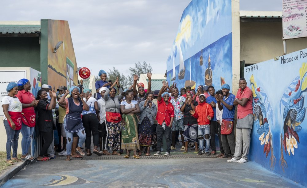 Merchants warmly welcomed Kagame as he visited the seaside market. 