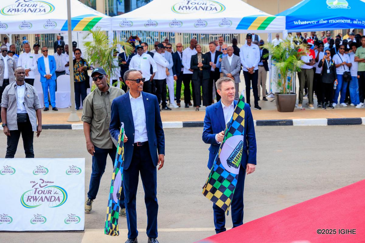 President Paul Kagame and International Cycling Union President David Lappartient officially flagged off the 17th edition of the Tour du Rwanda on Sunday morning.