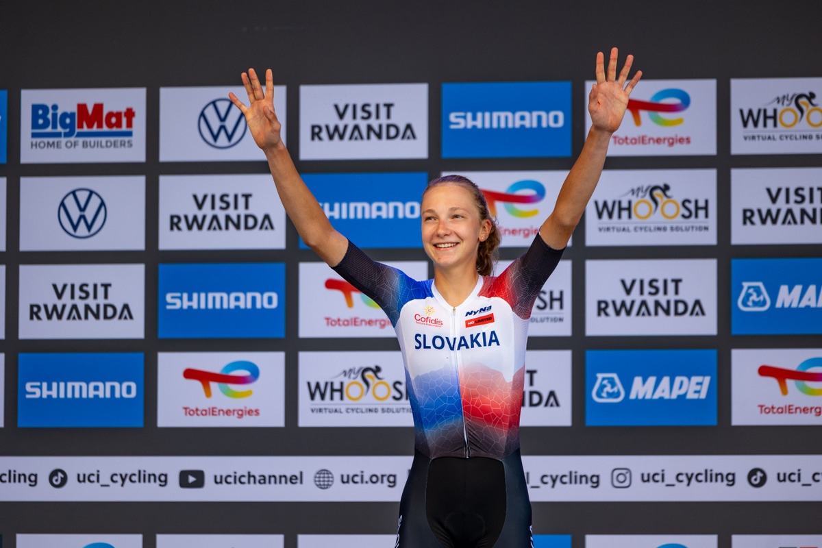 Slovakia’s Viktória Chladoňová secured the silver medal with a time of 32:47.01, just 1:50.85 behind Bäckstedt.