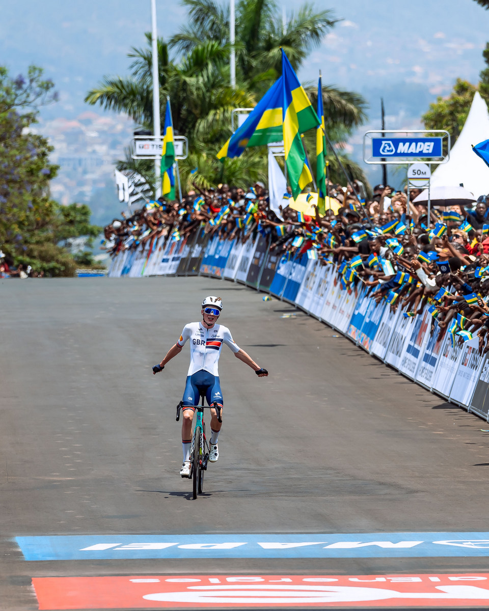 Britain’s Harry Hudson wrote his name into cycling history with a fearless and perfectly timed solo breakaway, winning the men’s junior road race at the UCI Road World Championships in Kigali.