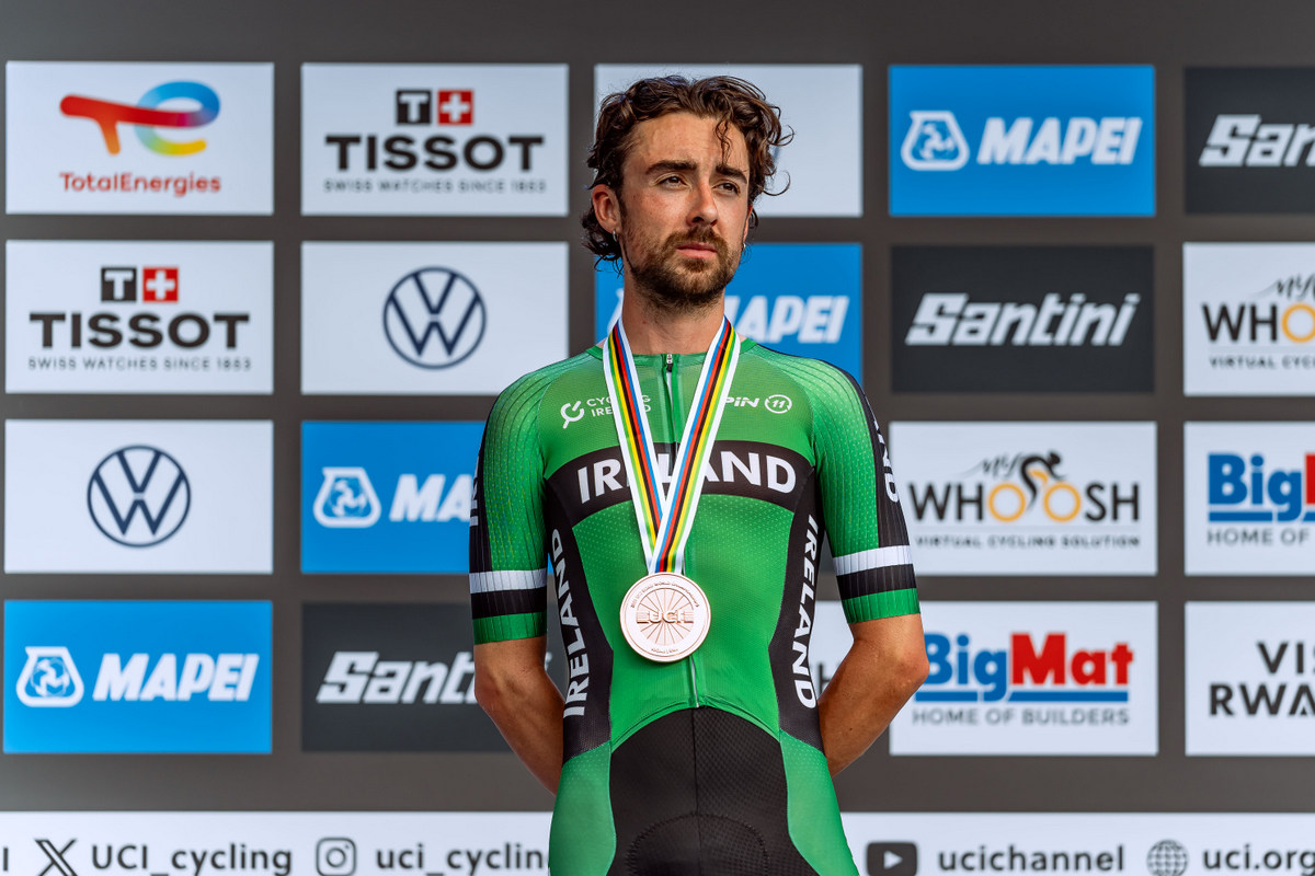 Ireland’s Ben Healy delivered a strong performance to take bronze, crossing the line 2 minutes and 16 seconds back.
