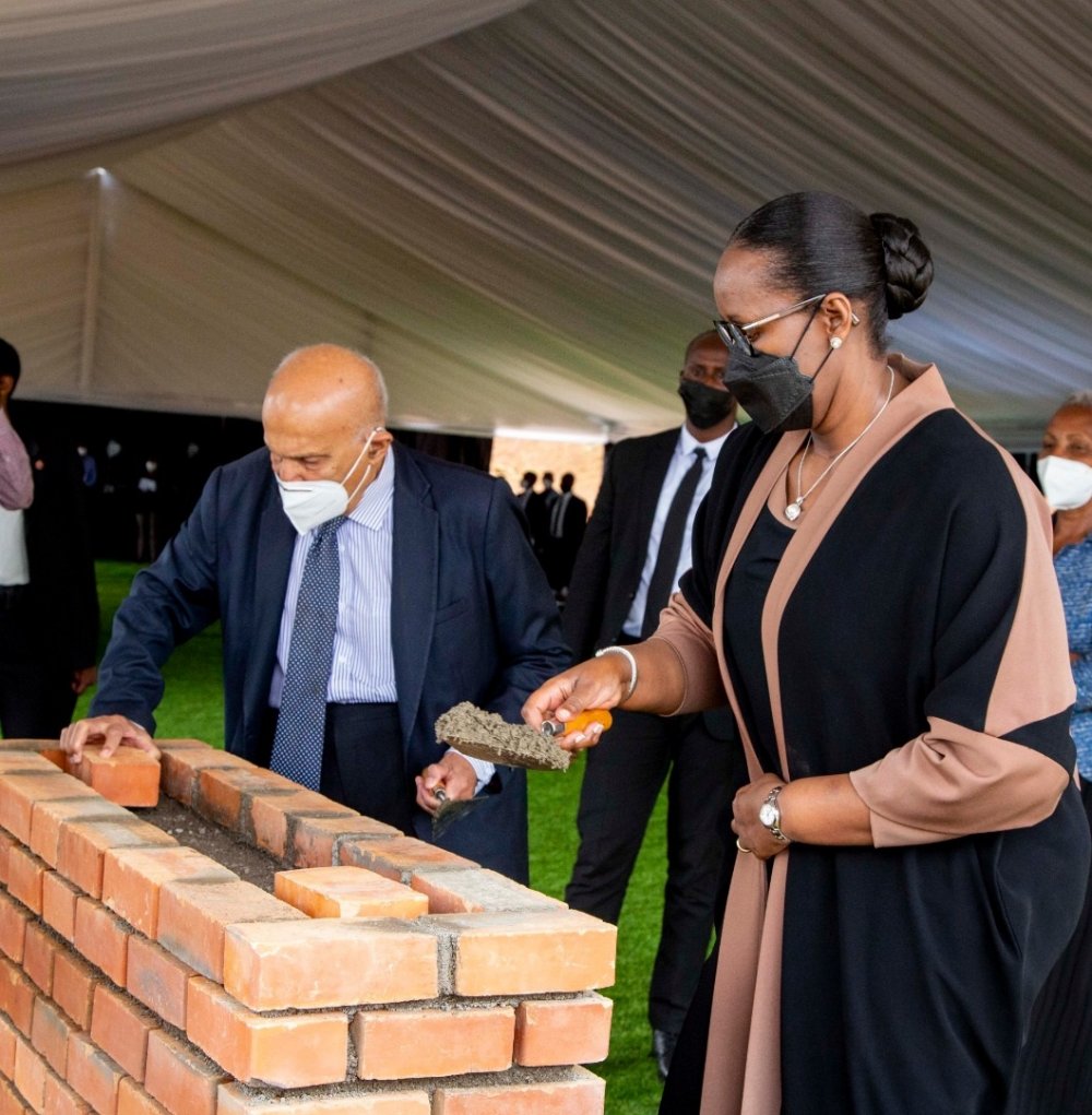 Mrs. Jeannette Kagame and Sir Magdi Habib Yacoub the foundation stone for the construction of Heart Care Center. 