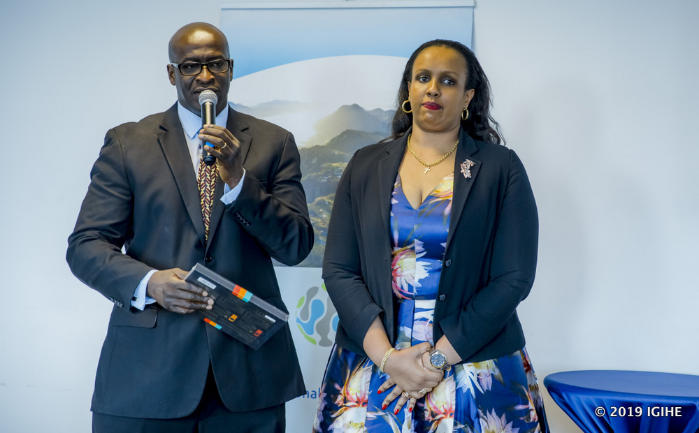 Dr. Modupe praised the performance of Bank of Kigali giving an appraisal gif to Flora Nsinga, BK's Chief Human Resources and Administration Officer 