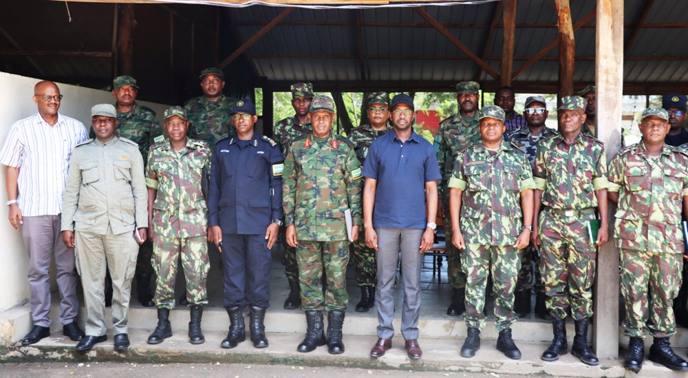 The Minister and his delegation in a group photo with representatives of Rwandan Security Forces. 