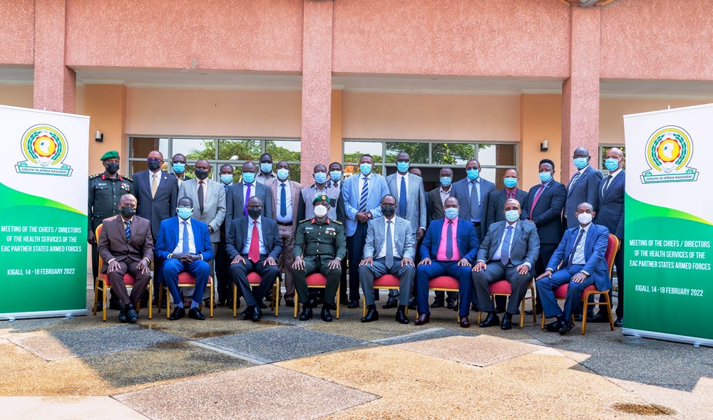 Participants of the two-day meeting in a group photo.