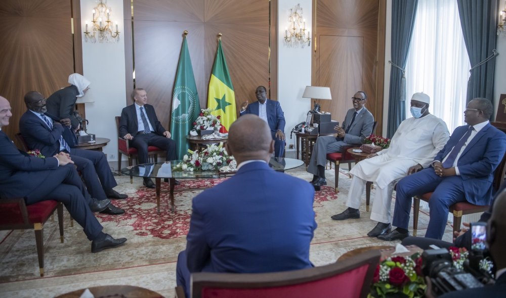 President Paul Kagame chatting with other dignitaries who attended the State Luncheon.
