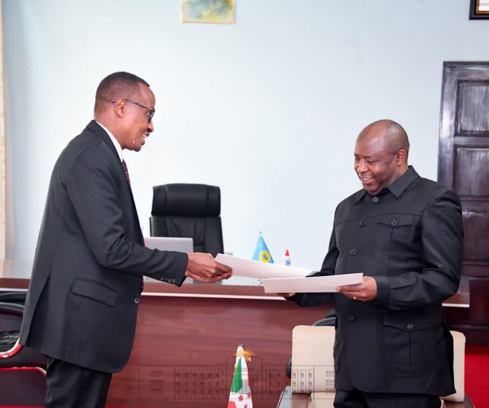 The Minister of Defence, Maj Gen Albert Murasira delivering the message of President Paul Kagame to his counterpart of Burundi.