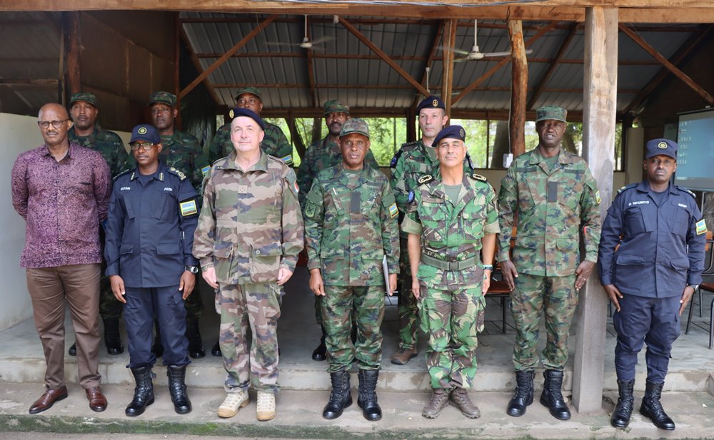 The EU delegation in a group photo with Rwandan security forces.  
