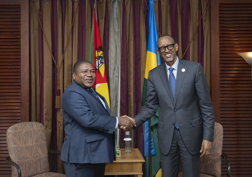 President Kagame (right) has promised to his counterpart of Mozambique (left) continued collaboration to fight terrorism in Mozambique.
