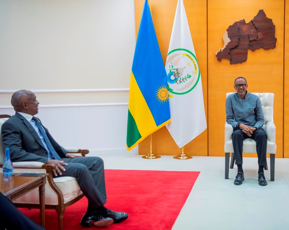 Andrew Kairu holding talks with President Kagame.