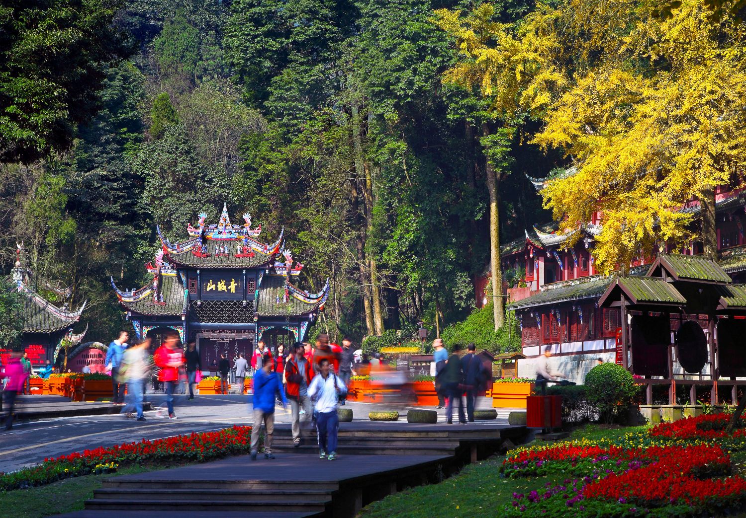 From sunrise over the mountains to sunset by the river, Dujiangyan’s beauty is endless.