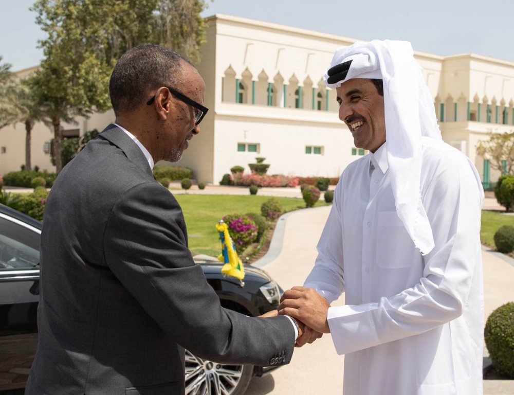 The Emir of Qatar welcoming President Paul Kagame. 