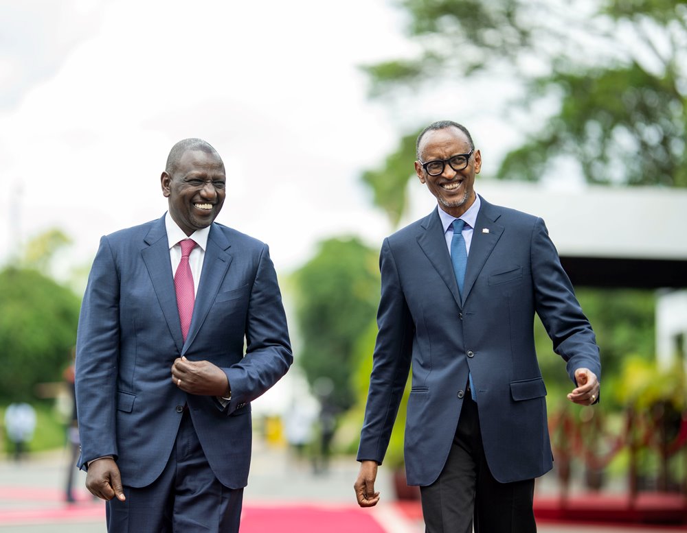 President William Ruto with his counterpart of Rwanda at Urugwiro Village.