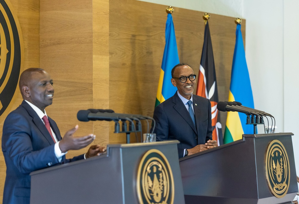 President Paul Kagame (right) and William Ruto addressing members of the press on Tuesday. 