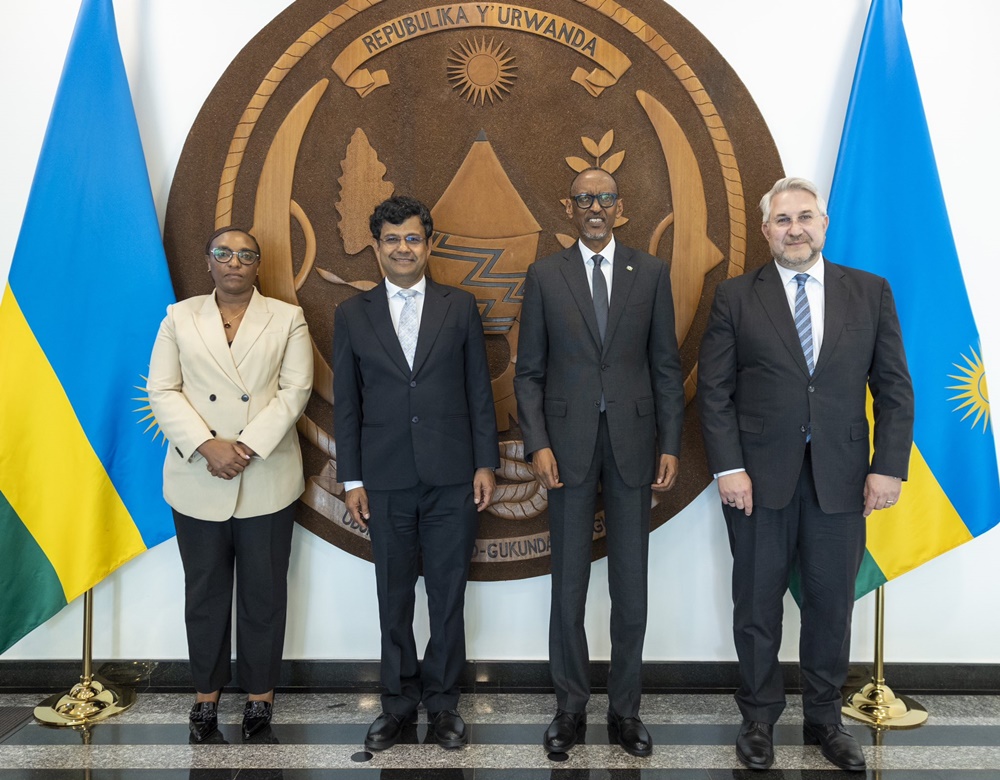 President Kagame (second from right) has received Prof. Atish Dabholkar (second from left). 