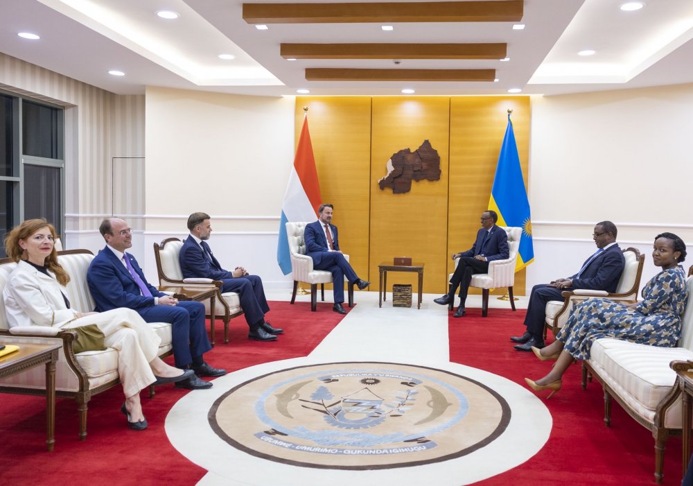 The visiting delegation and Rwandan officials with President Paul Kagame at Urugwiro Village.  