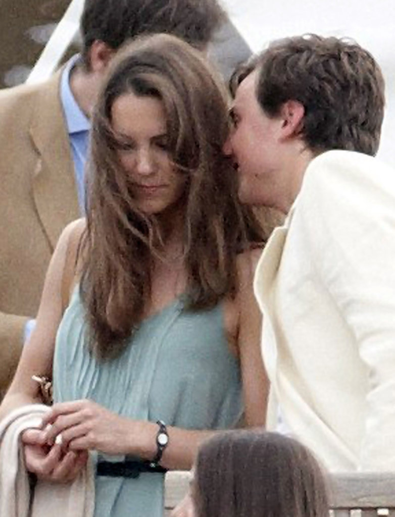Even The princess of England, Kate Middleton fell for the power balance bracelet