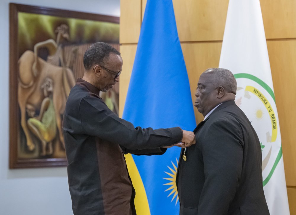 President Kagame awarding the National Order of Bravery to Gen Henry Kwami Anyidoho who served as the Ghanaian contingent commander during the 1994 Genocide against the Tutsi. 